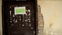 Pintu kelas tampak tak terawat.