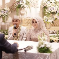 Risa juga sempat menanyakan kepada Peter dan rekan-rekannya terkait rencana pernikahannya. Mereka setuju Risa menikah, asalkan tetap bisa bermain bersama. Foto: Mezzo Photo / Instagram @mezzophotoupdate