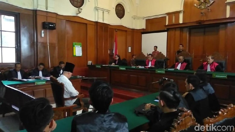 Surat untuk Mama Ahmad Dhani Dibagikan ke Pengunjung Sidang Surat untuk Mama Ahmad Dhani Dibagikan ke Pengunjung Sidang