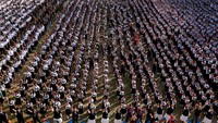 Tak melulu merayakan Valentine Day dengan memberikan hadiah berupa coklat dan bunga, ribuan siswa di Filipina ini justru merayakannya dengan cara yang berbeda. REUTERS/Eloisa Lopez.