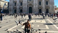Gayanya berfoto  di depan di Duomo di Milanoatau Milan Cathedral, Italia. (shahzad_noor/Instagram)