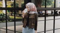 Lagi-lagi Melody tampak sedang menyeruput kopi hangat. Slurp! Foto: Instagram@melodyprima