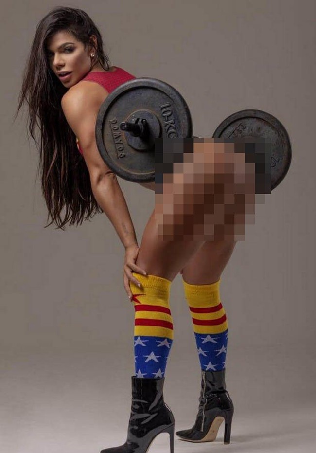 Suzy Cortez, model asal Brasil dikenal punya tubuh atletis dan bokong indah. Pemenang Miss BumBum 2015 itu baru-baru ini jadi sensasi setelah tampil seksi dengan menaruh lempengan beban besi di bokongnya. Foto: dok. Instagram (@suzycortezoficial)
