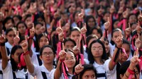 Mereka berkumpul di St Scholasticas College di Manila sambil mengacungkan pose satu jari. REUTERS/Eloisa Lopez.