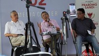 Pakar Sumber Daya Air Fathchy (kiri) dan Pakar Sumber Daya Alam Simon Sembiring (tengah) moderator Arief Gunawan menjadi narasumber pada diskusi Indonesia Pasca Jokowi Sumber Daya Alam Untuk Rakyat, benarkah? di Media Center Prabowo-Sandi, Jakarta, Kamis (14/2).