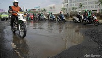 Akibatnya jalanan tak henti-hentinya tergenang. Meski tidak hujan.