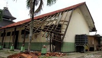 Begini penampakan atap yang roboh di SDN Cicau 01 di Cikarang Pusat, Jawa Barat, Kamis (14/2/2019).