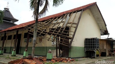 Miris, SDN Cicau 01 di Cikarang Sudah 2 Pekan Rusak Parah