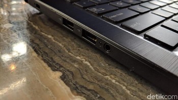 Bagian kiri terdapat port USB 2.0 dan jack audio. (Foto: detikINET/Adi Fida Rahman)
