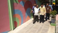 Salah satu kawasan yang dipermak yaitu Desa Lhoong Cut, Kecamatan Banda Raya, Banda Aceh. Di lokasi ini, dibangun sebuah jalan di atas gorong-gorong besar yang sebelumnya sarang nyamuk. Tembok kiri-kanan jalan dicat warna-warni dan dibikin beberapa tempat duduk. Agus Setyadi/detikcom.