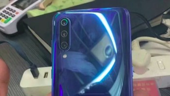 Bila sebelumnya adalah hasil render, maka kali ini bocoran Mi 9 yang dilihat secara langsung. Foto: xda-developers.com