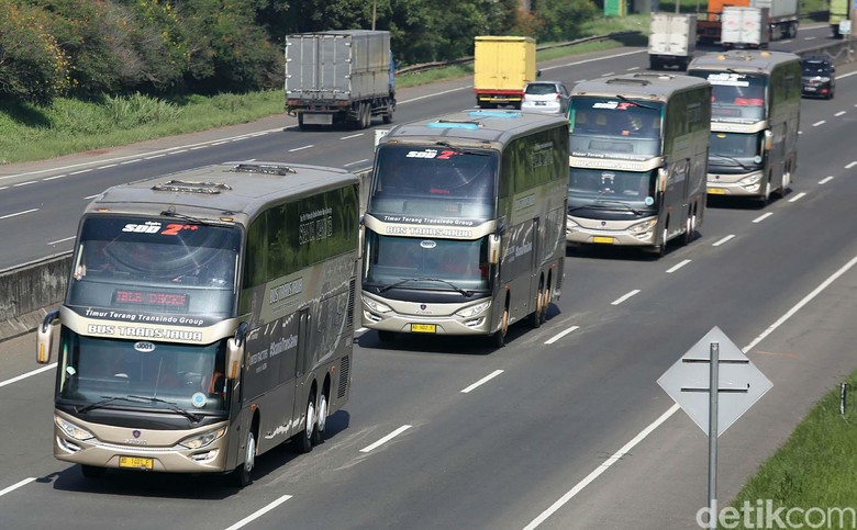 Bus tingkat di Tol Trans Jawa. Foto: Agung Pambudhy Bus tingkat di Tol Trans Jawa. Foto: Agung Pambudhy