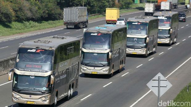 Perusahaan Otobus (PO) Putera Mulya baru saja meluncurkan layanan Bus Trans Jawa, di Pulogebang Jakarta Timur, Kamis (14/2). Bus ini mampu melaju 120 km/jam di jalan Tol.