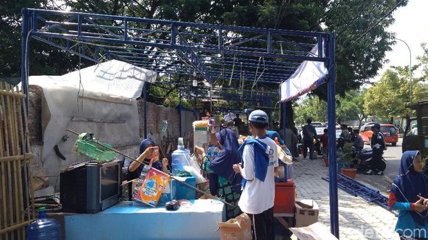 Satpol PP Tertibkan Belasan Lapak PKL di Jalan Sudarsono Cirebon