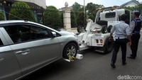 Dishub DKI Jakarta dibantu oleh anggota TNI dan Polri melakukan razia kendaraan yang parkir sembarangan.