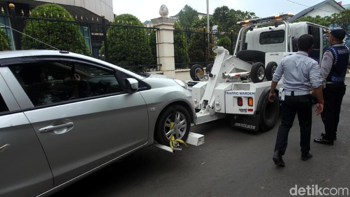 Dinas Perhubungan dan Transportasi DKI Jakarta  terus menggelar  Operasi Lintas Jaya untuk menilang para kendaraan yang parkir sembarangan