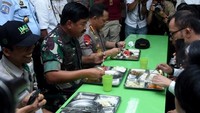 Panglima TNI bersama Menaker dan Kapolri melaksanakan sidak secara random dengan cara memeriksa ruangan peruangan di mulai dari dapur, sistem penyajian makanan, ruang makan, Mushalla, tempat produksi hingga wisma tempat tinggal para pekerja di PT IMIP. Istimewa/Dok. Kabidpenum Puspen TNI.