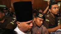 Begini kondisi Dhani saat memasuki ruang sidang dengan dikawal petugas kejaksaan dan polisi.
