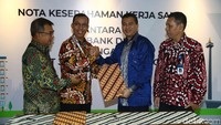Direktur keuangan Bank DKI Sigit Prastowo dan Dirut Jakarta Tourisindo Geraard Jeffrey Z Rantung, disaksikan  Dirut Bank DKI Wahyu Widodo saat melakukan penandatangan kerjasama di Kantor Bank DKI, Jakarta (14/2/2019).