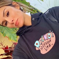 Terlepas dari kontroversinya, selebgram dengan pengikut 2,1 juta lebih ini  merupakan bintang video wanita paling banyak diikuti di Vine, aplikasi layanan berbagi video berdurasi pendek, hingga November 2015 ketika Vine ditutup. Foto: Instagram