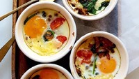 Olesi mangkuk tahan panas dengan minyak, pecahkan telur, beri paprika dan petersili cincang. Taburi lada dan garam dan panggang selama 5 menit. Foto : Instagram @_fortheloveof_food