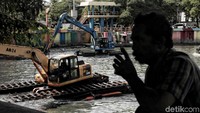 Pekerjaan dilakukan oleh Dinas Sumber Daya Air Pemprov DKI Jakarta.