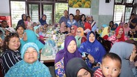 Perjalanan Ibu Ani di Medan kala itu berlanjut ke Rumah Makan Sehati di Deli Serdang. Momen makan ini juga ia jadikan ajang berdialog. Foto: Instagram aniyudhoyono