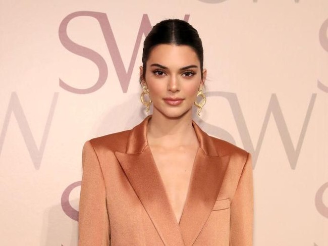 Menurutnya model 23 tahun itu melakukan sedikit rekonstruksi pada hidungnya. Tulang hidungnya terlihat lebih runcing dan feminin, katanya, seperti dikutip dari Mirror. Foto: Getty Images