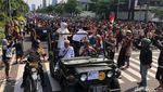 Begini Kemeriahan Arak-arakan Khofifah-Emil di Surabaya