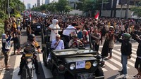 Arak-arakan ini diikuti oleh 99 mobil jeep dan dikawal oleh pihak kepolisian dengan menggunakan motor. Khofifah dan Emil menaiki jeep nomor 01 saat arak-arakan keliling kota Surabaya.