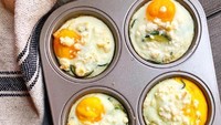Punya loyang muffin? Olesi mentega, pecahkan telur ayam ke dalam lubang cetakan, beri lada dan garam serta keju lalu panggang 8 menit. Telur panggang siap disantap. Foto : Instagram @labbyrae