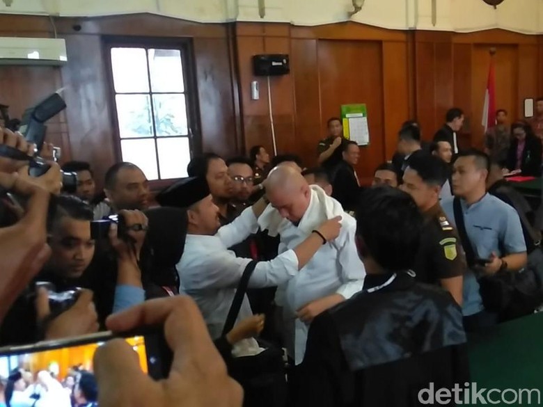Serban yang Diterima Ahmad Dhani Usai Sidang Milik Gus Dur? Serban yang Diterima Ahmad Dhani Usai Sidang Milik Gus Dur?