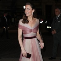 Kate Middleton mencuri perhatian ketika datang ke acara tahunan 100 Women in Finance, dibalut gaun Gucci yang memikat. Foto: Dok. Getty Images