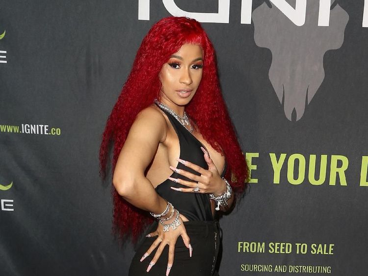 Cardi B Seksi Rayakan Valentine, Bidadari Rusia Jadi Idol K-Pop
