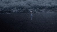 Gambar yang disuguhkan lebih gelap kala menampilkan perjuangan Elsa melawan ombak. Dok. YouTube/Disney