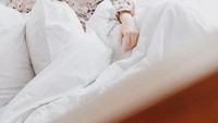 Cantik banget! Ini gaya Melody saat menikmati secangkir teh di tempat tidur. Foto: Instagram@melodyprima