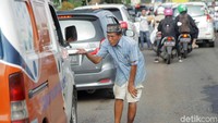 Ia mengatakan sebelumnya ia berjualan asongan di tengah jalan. Lalu ia ditabrak motor hingga kakinya terluka parah.