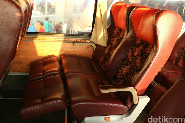 Bus Trans Jawa saat akan berangkat menuju Semarang di Terminal Pulo Gebang, Jakarta, Kamis (14/2/2019). Bus Trans Jawa menggunakan Bus Scania Double Dekker. Terdapat 2 tipe yaitu kelas Eksekutif dan Elegan Class.