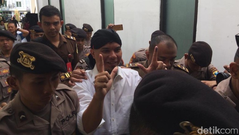 Tiba di Pengadilan, Dhani Nilai Pengamanan Sidang Terlalu Berlebihan Tiba di Pengadilan, Dhani Nilai Pengamanan Sidang Terlalu Berlebihan