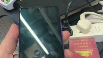 Ini penampakan bagian depannya. Terlihat bahwa poni di ponsel ini berdesain water drop. Foto: xda-developers.com