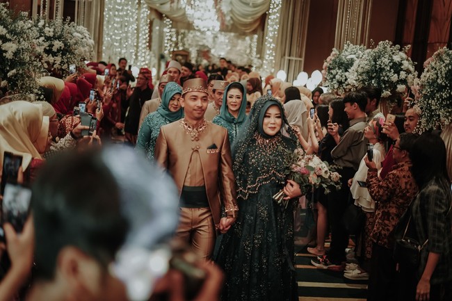 Risa Saraswati kemudian mengajak sepupu-sepupunya yang memiliki keahlian yang sama untuk membuat video bersama di akun Youtube Jurnal Risa. Mereka sering mengobrol dengan hantu di video tersebut. Foto: Mezzo Photo / Instagram @mezzophotoupdate