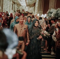 Risa Saraswati kemudian mengajak sepupu-sepupunya yang memiliki keahlian yang sama untuk membuat video bersama di akun Youtube Jurnal Risa. Mereka sering mengobrol dengan hantu di video tersebut. Foto: Mezzo Photo / Instagram @mezzophotoupdate