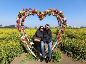 Hari Valentine, Foto Mesra Ahok-Puput di Kursi Love Beredar