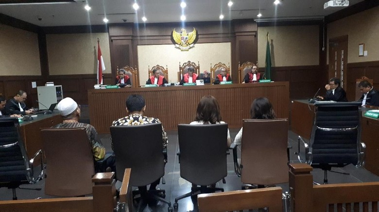 Terima Suap dari Gatot Pujo, 4 Legislator Sumut Divonis 4 Tahun Bui Terima Suap dari Gatot Pujo, 4 Legislator Sumut Divonis 4 Tahun Bui