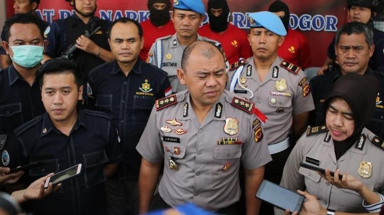 Polisi Gerebek Pabrik Rumahan di Bogor, 1,5 Kg Sabu Disita Polisi Gerebek Pabrik Rumahan di Bogor, 1,5 Kg Sabu Disita