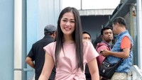 Gracia tampak ceria saat ditemui awak media. Pool/Noel/detikFoto.