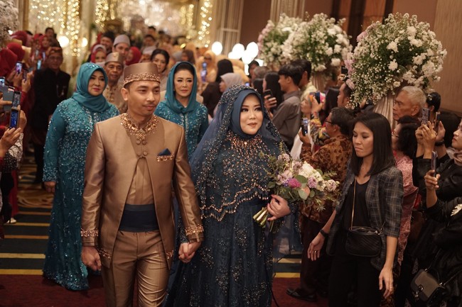Risa Sarasvati yang belum lama berhijab tampil cantik saat menikah. Ia mengenakan busana dari Ayung Berinda baik saat akad maupun resepsi. Foto: Mezzo Photo / Instagram @mezzophotoupdate