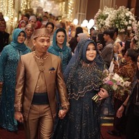 Risa Sarasvati yang belum lama berhijab tampil cantik saat menikah. Ia mengenakan busana dari Ayung Berinda baik saat akad maupun resepsi. Foto: Mezzo Photo / Instagram @mezzophotoupdate