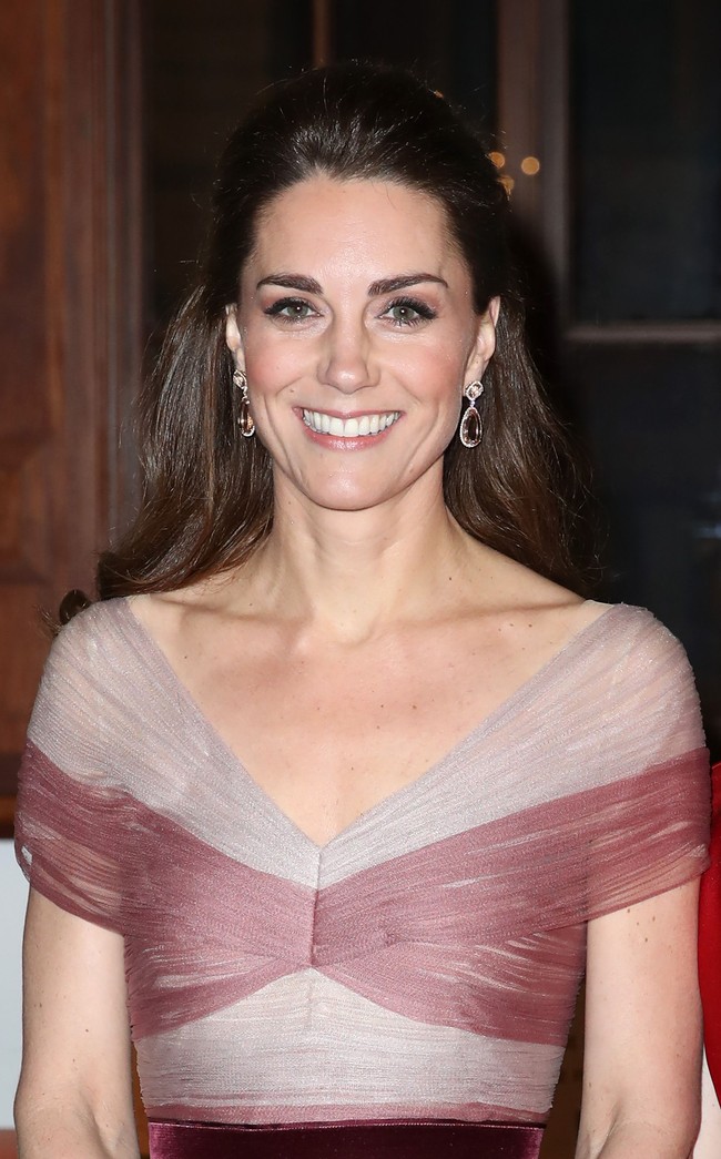 Gaun hadir dengan detail pleated berbungkus material tulle yang tampak anggun menggelepai ketika Duchess of Cambridge berjalan. Foto: Dok. Getty Images