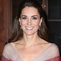 Gaun hadir dengan detail pleated berbungkus material tulle yang tampak anggun menggelepai ketika Duchess of Cambridge berjalan. Foto: Dok. Getty Images